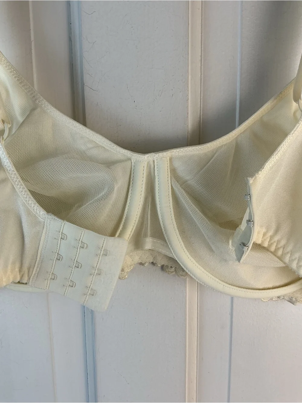 Vintage Olga Second Skin Satin Bra 38DD 33042 Unlined Underwire Lace